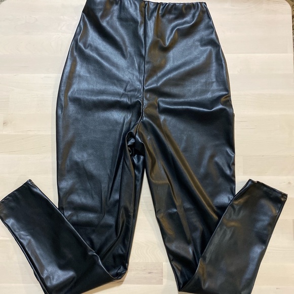 Misguided Leather look leggings - Picture 2 of 3